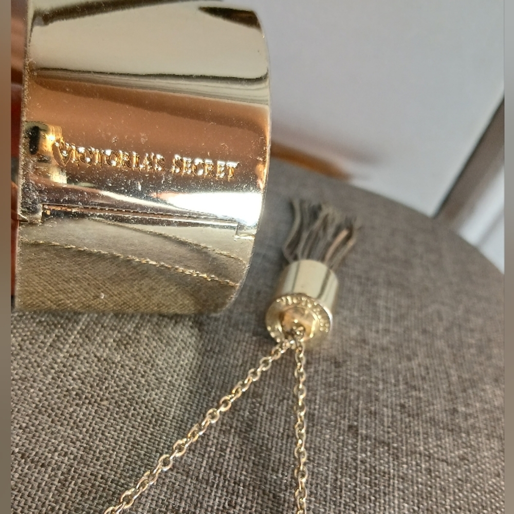 Victoria's Secret Jewelry Set. Gold-tone. Bracelet & Necklace
